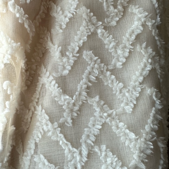 Elegant Chevron Lace Blouse in Cream - Picture 5 of 5